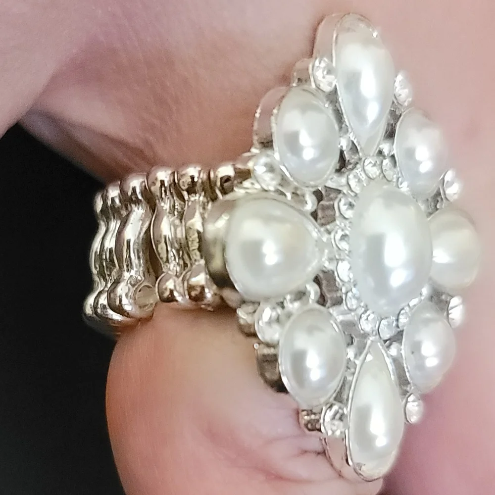NWOT Vintage Floral Cluster Ring Adjustable Size with stretch